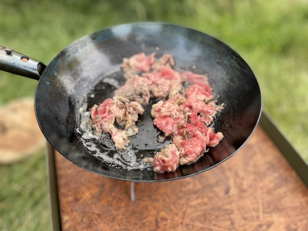 フライパンで肉を炒める